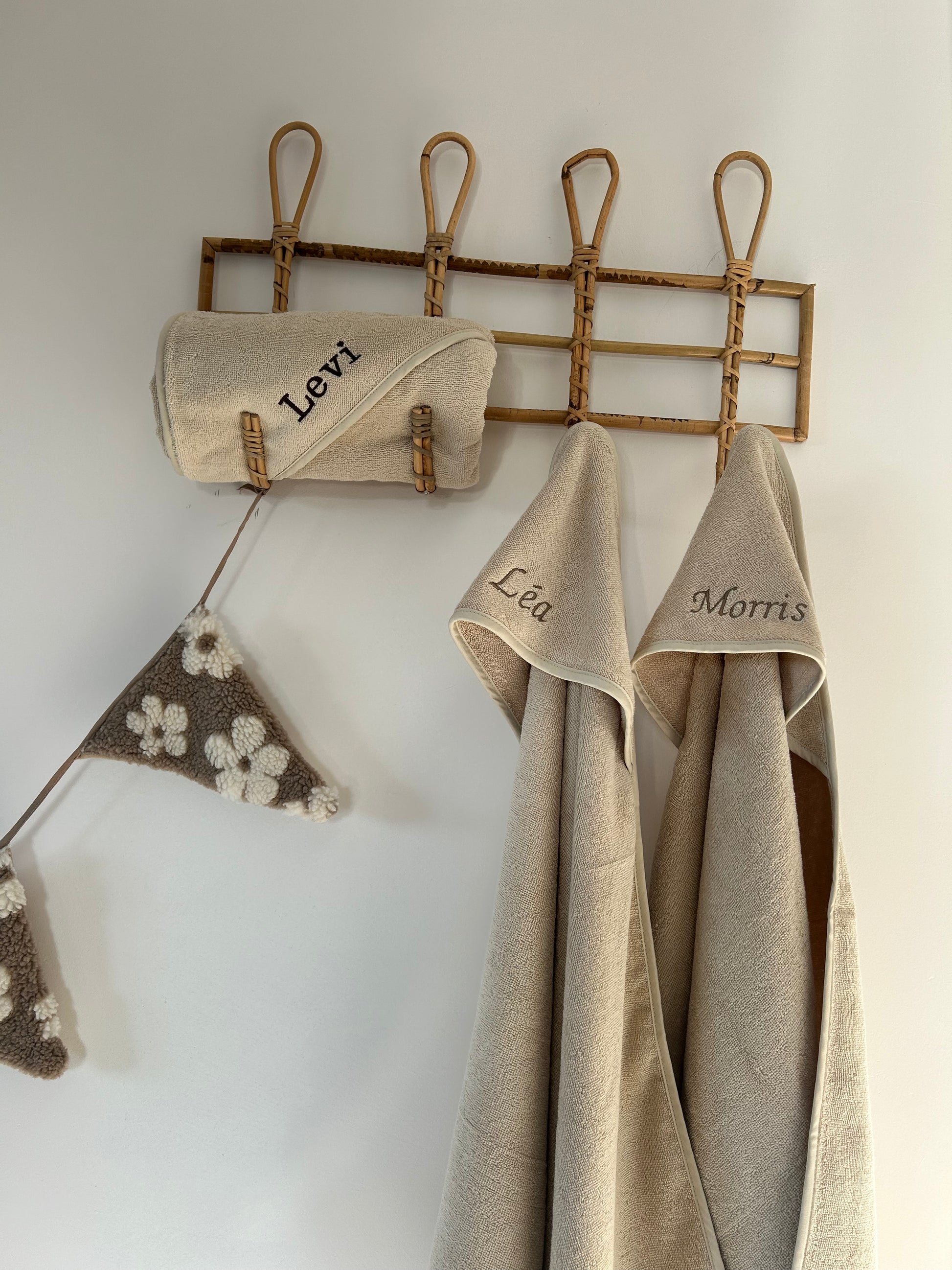 Beige-badcape-met-naam