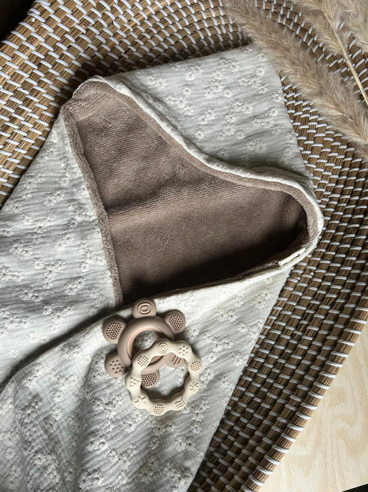Wikkeldoek embroderie ecru met bamboe (optioneel met naam)