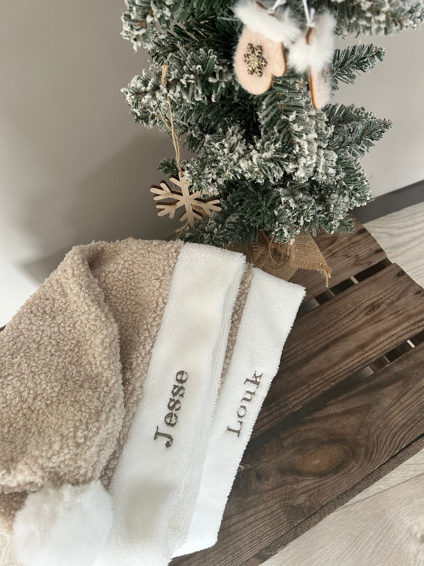 Beige-kerstmuts-met-naam-teddy