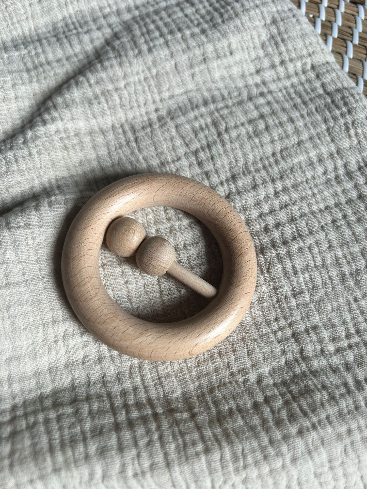 Bijtring rond hout rammelaar