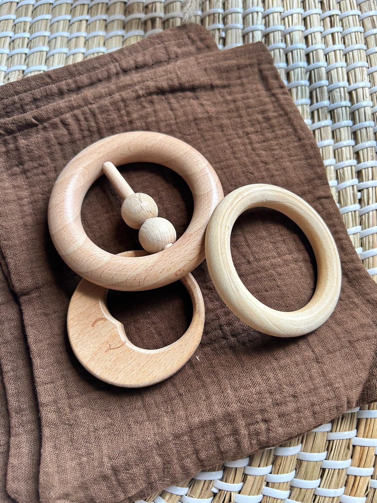 Bijtring rond hout rammelaar