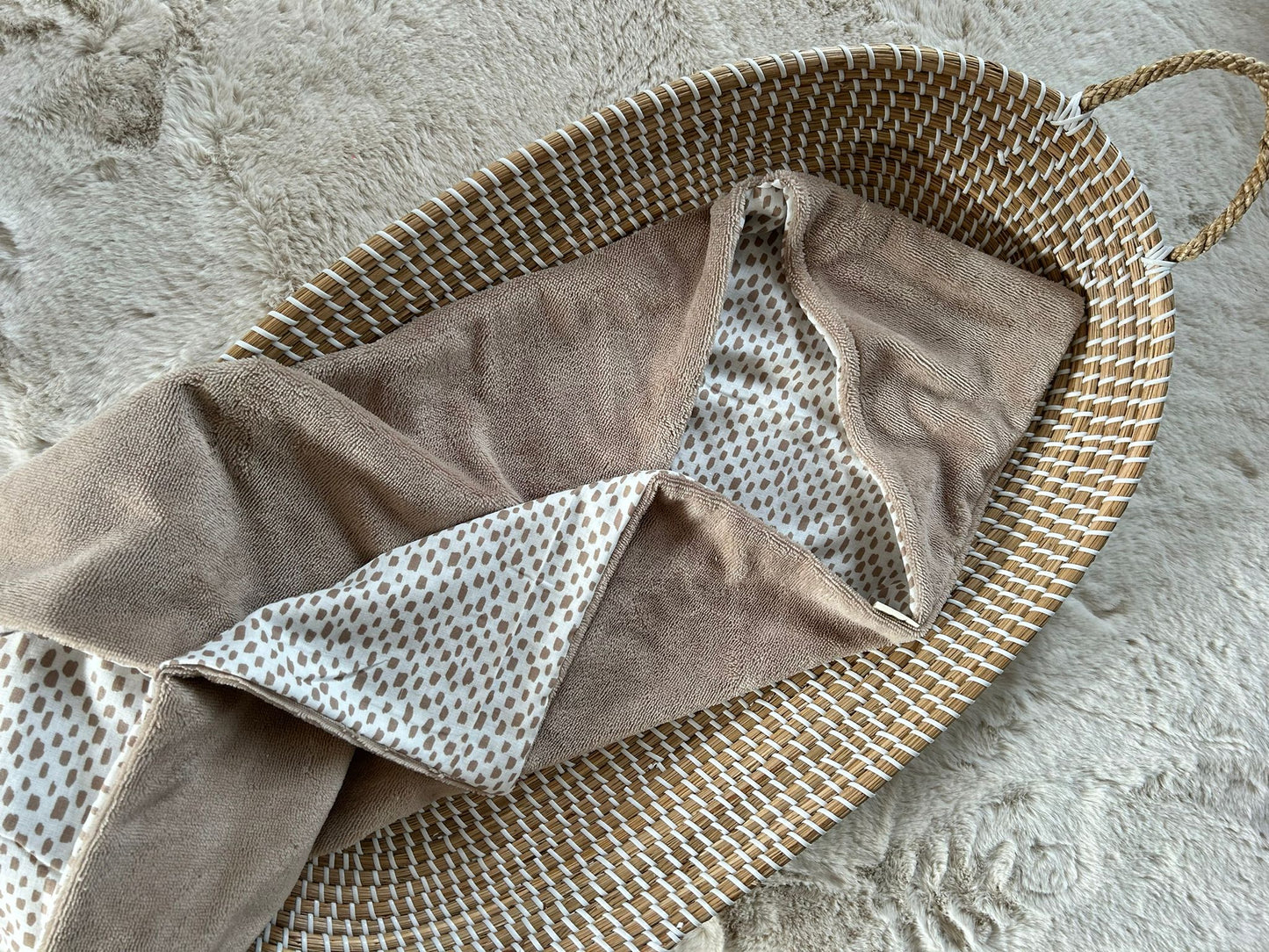 Handgemaakte Wikkeldoek Bamboe fleece donker beige en Hydrofiel spatten beige
