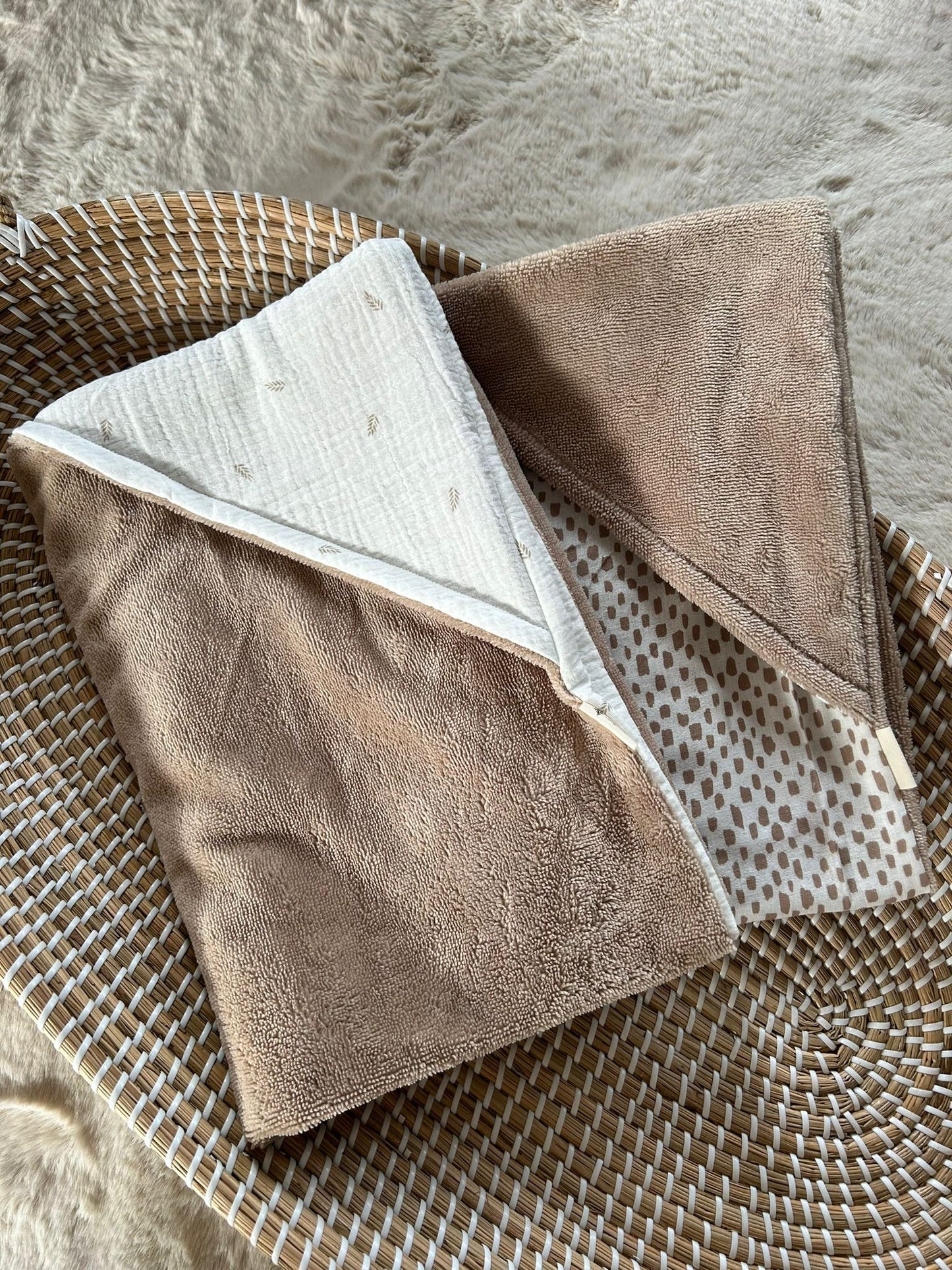 Handgemaakte Wikkeldoek Bamboe fleece donker beige en Hydrofiel spatten beige