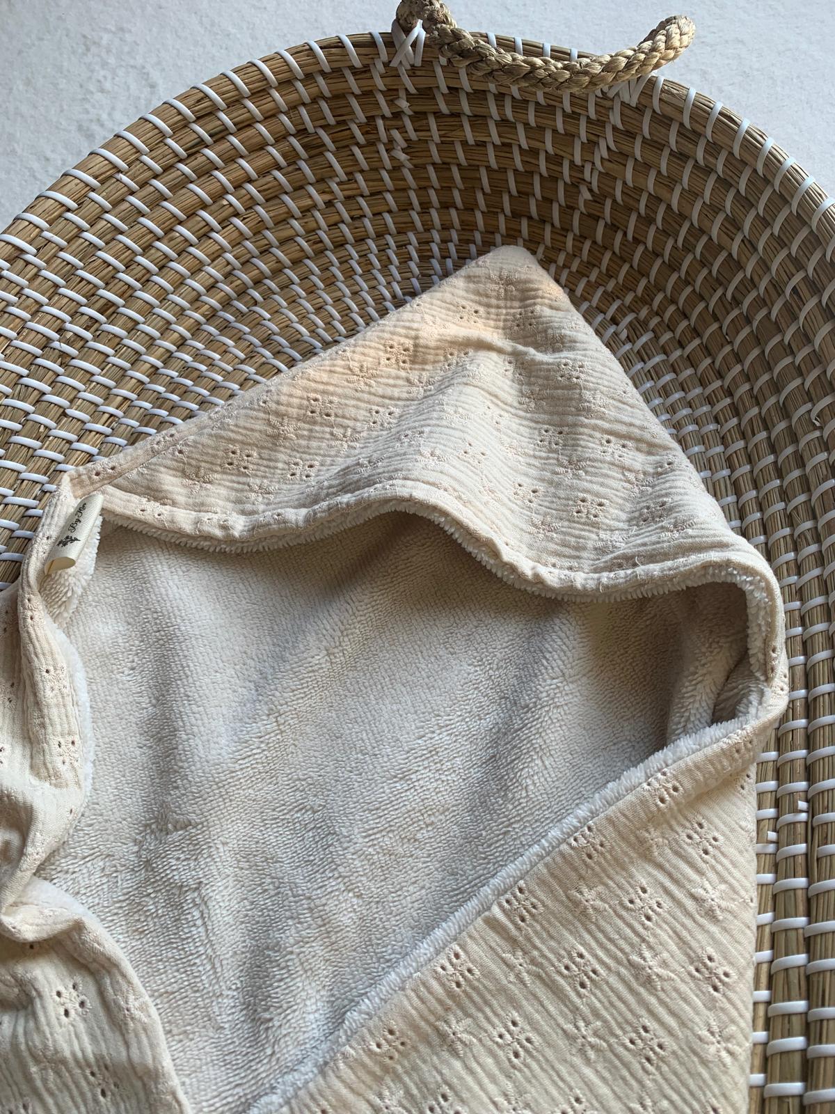 Handgemaakte Wikkeldoek Hydrofiel broderie met bamboe fleece beige