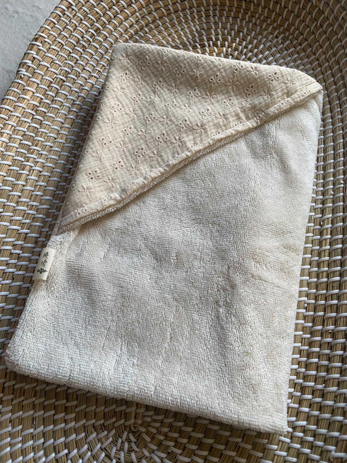 Handgemaakte Wikkeldoek Hydrofiel broderie met bamboe fleece beige