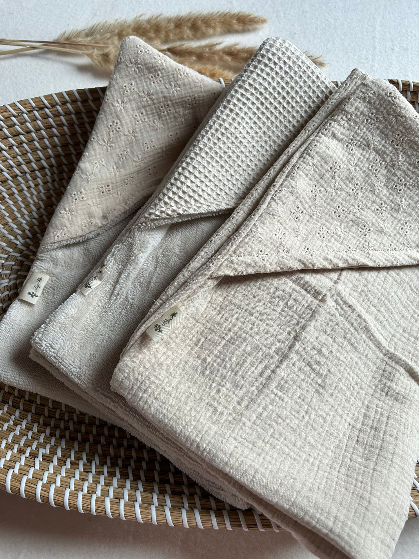 Handgemaakte Wikkeldoek Hydrofiel broderie met bamboe fleece beige