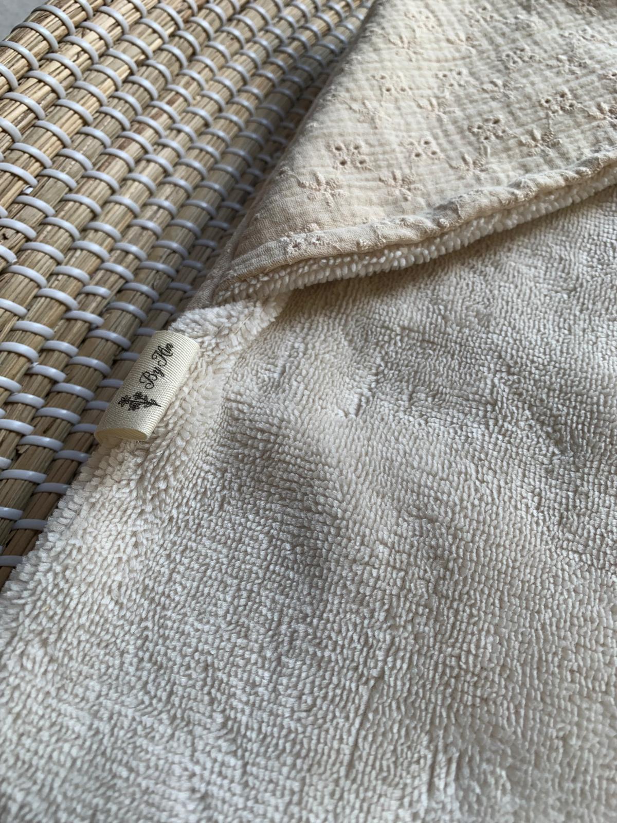 Handgemaakte Wikkeldoek Hydrofiel broderie met bamboe fleece beige