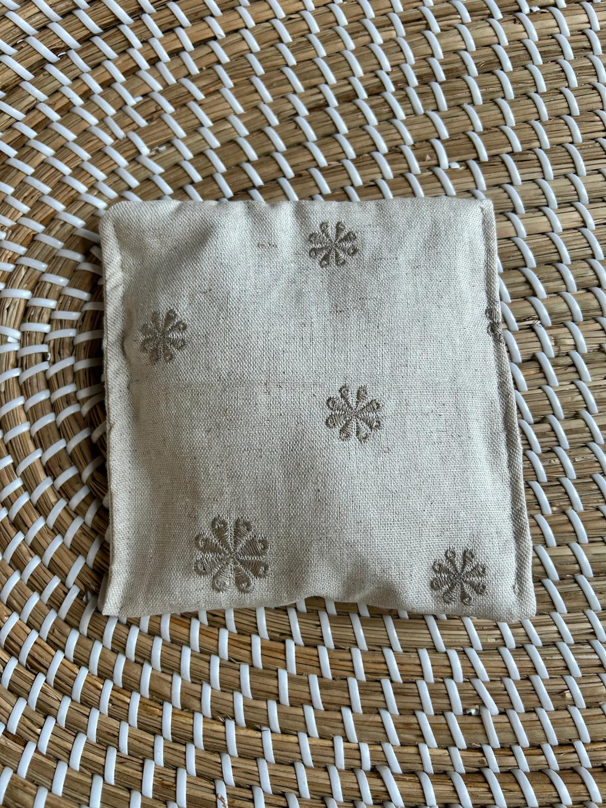 Sensorisch zakje linnen bloem beige knisperfolie