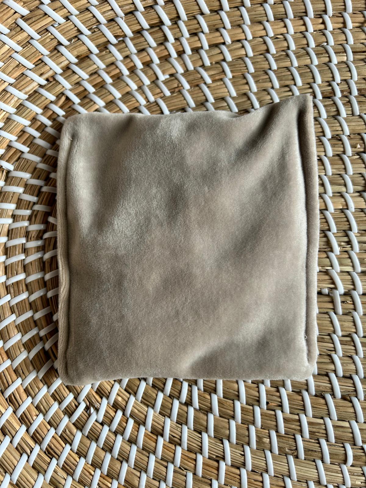 Sensorisch zakje velours taupe rammelaar