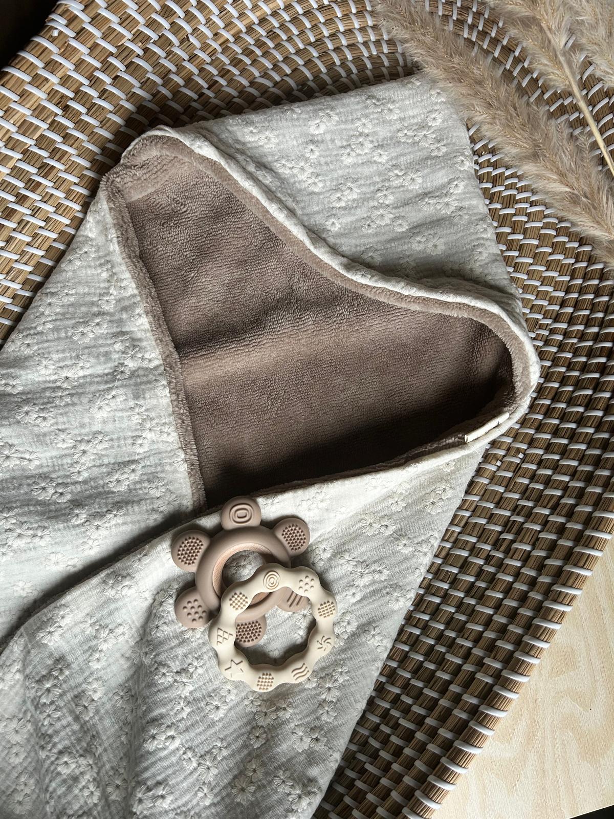 Wikkeldoek embroderie ecru met bamboe (optioneel met naam)